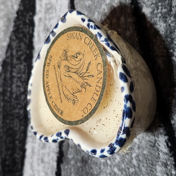 SWAN CREEK CANDLE CO. PATRIOTIC HEART SHAPED POTTERY SPICED APPLE CIDER CANDLE - Picture 5 of 11